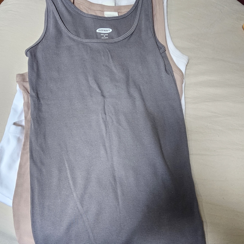 Set of 4 never worn tank tops size M